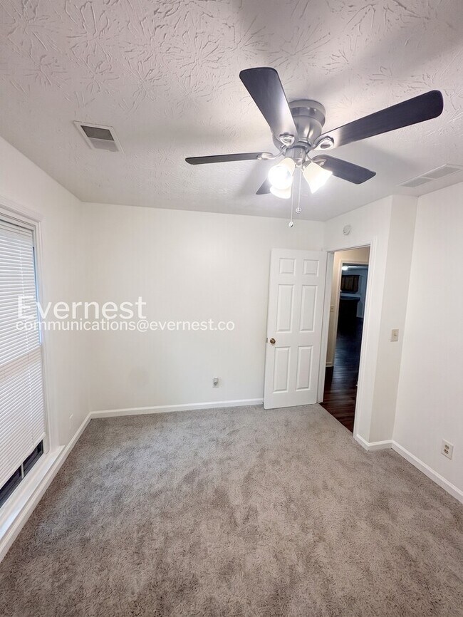 Building Photo - Spacious  Home with Deck, Patio, and Garage! / 3 Bed, 2 Bath / Available now!