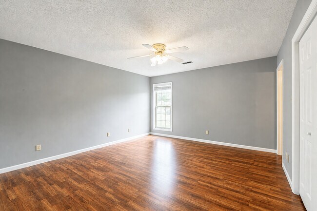 Building Photo - 317 Headrickview Dr