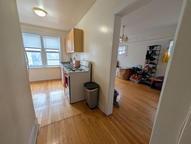Building Photo - Spacious Albany Park 1-bed/1-bath with Sunroom and Dining Room