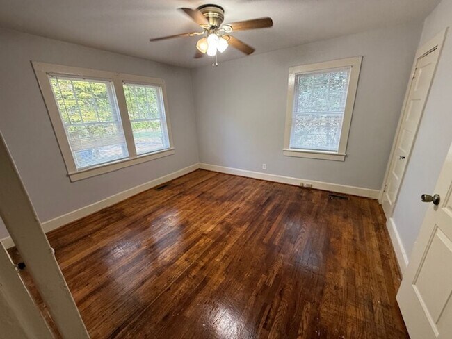 Building Photo - 3 Bedrooms | 2 Bathrooms | Rosewood Area