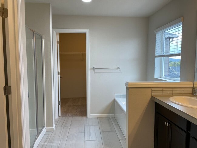 Building Photo - Beautiful 4 Bedroom 2.5 Bath Home Located ...