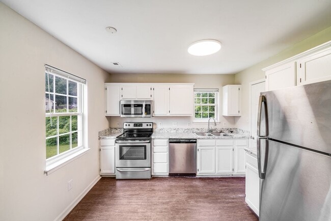Building Photo - 2BR Updated Duplex Near South Park – Cozy,...