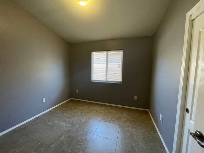 Building Photo - Lovely 4 Bedroom 2 Bath Home!