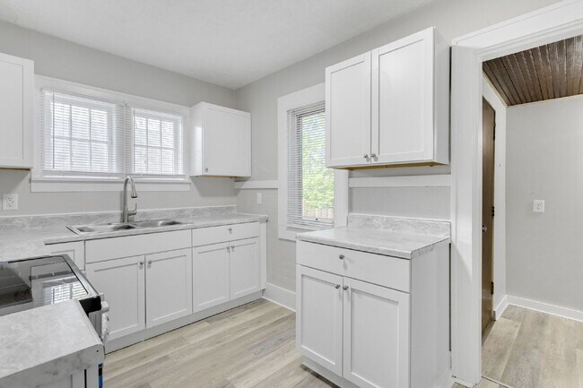 Building Photo - 737 S 30th St
