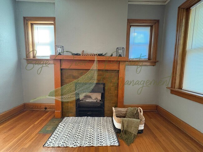 Building Photo - ORIGINAL HARDWOOD FLOORS! 1/2 MONTH OF FRE...