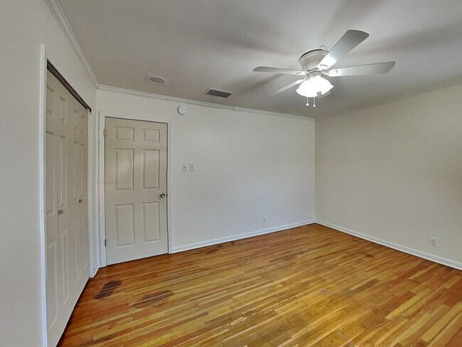 Building Photo - 1019 Park Center St