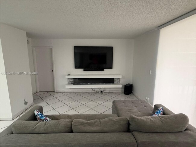 Building Photo - 2625 Collins Ave