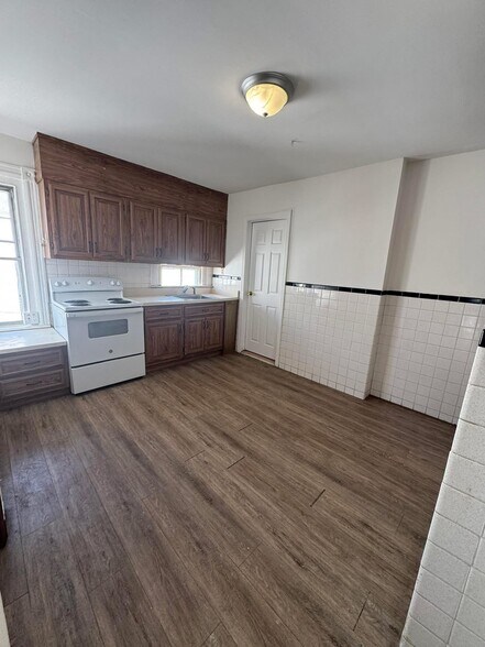 Building Photo - 10 Anderson St