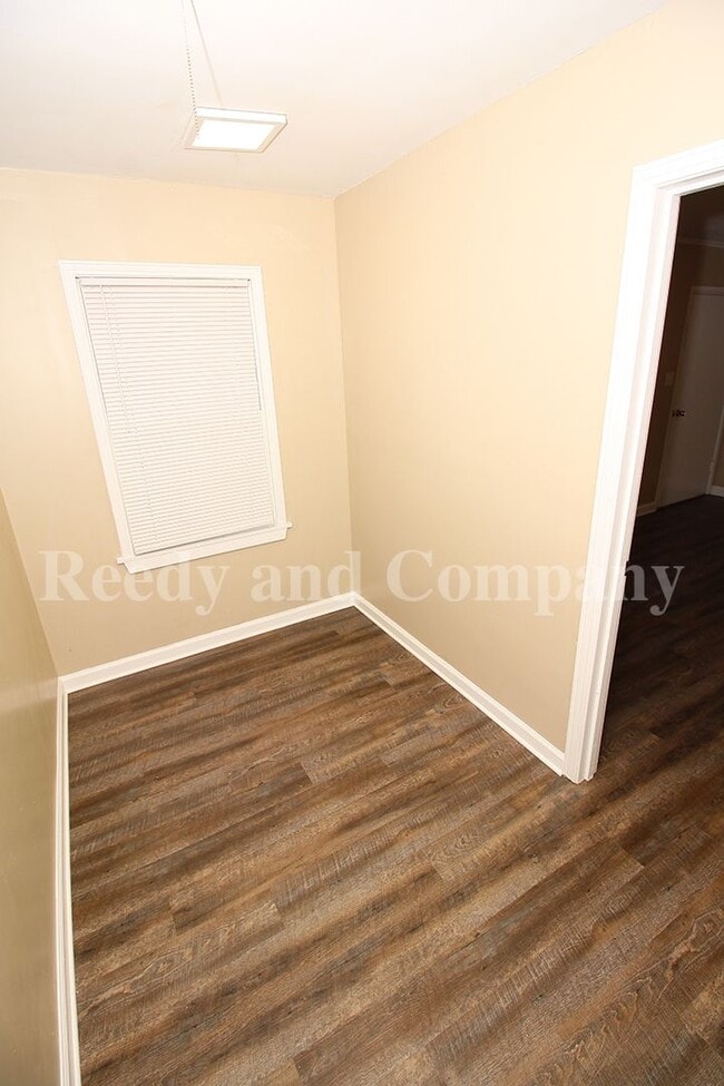 Building Photo - 5127 Kingswood Cir