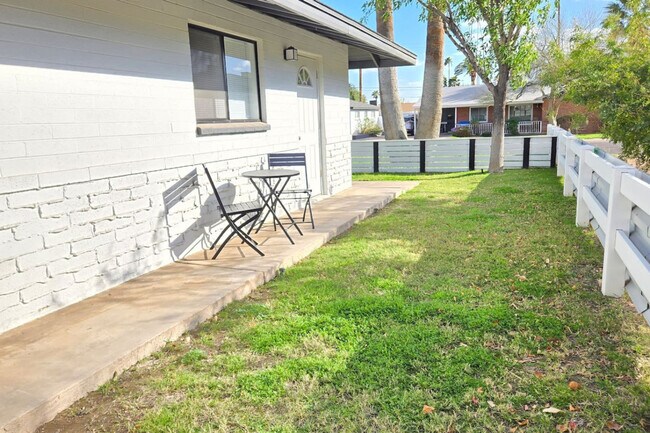 Building Photo - 822 E Rose Ln
