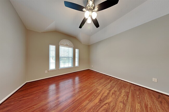 Building Photo - 10 Prairie Oak Dr