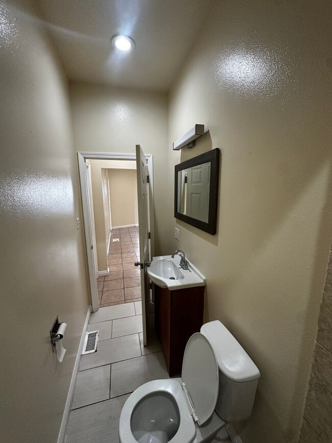 Building Photo - 750 E 40th Pl