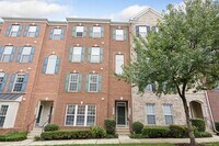 Building Photo - Stunning 2 bed 2.5 bath 2-story condo/townhome
