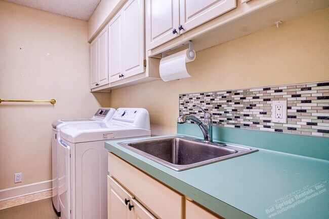 Building Photo - Lake Balboa Area| Home| Unfurnished