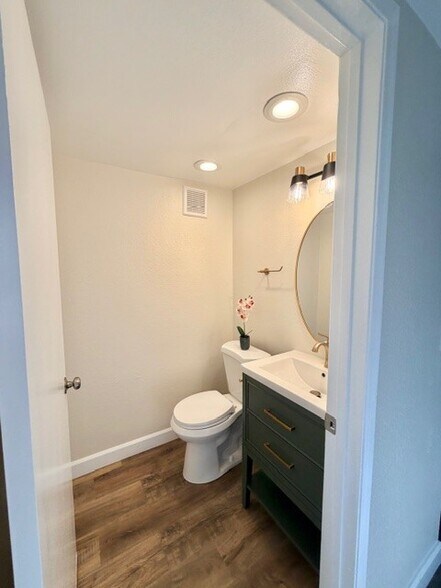 Building Photo - 1635 E Cypress St