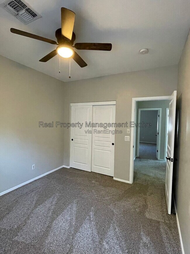 Building Photo - 3632 W Jacksonville Dr