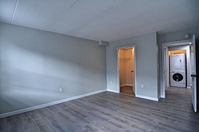 Building Photo - 4 Douglas Park