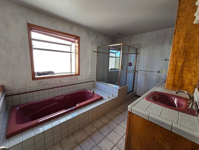 Building Photo - Welcome to this charming 1-bedroom, 1 1/2-...