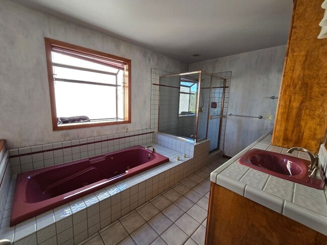 Building Photo - Welcome to this charming 1-bedroom, 1.5 bathroom home with an Office