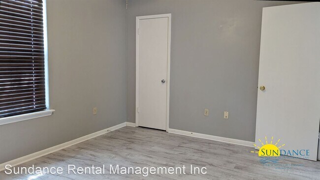 Building Photo - 2 br, 1.5 bath House - 217 Oak Street SE U...