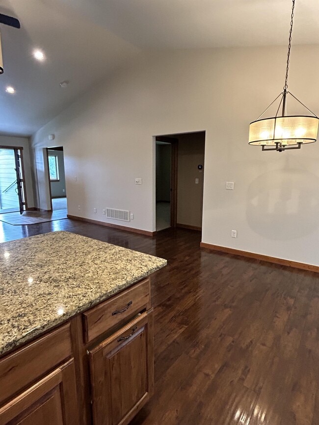 Building Photo - 546 Talon Way