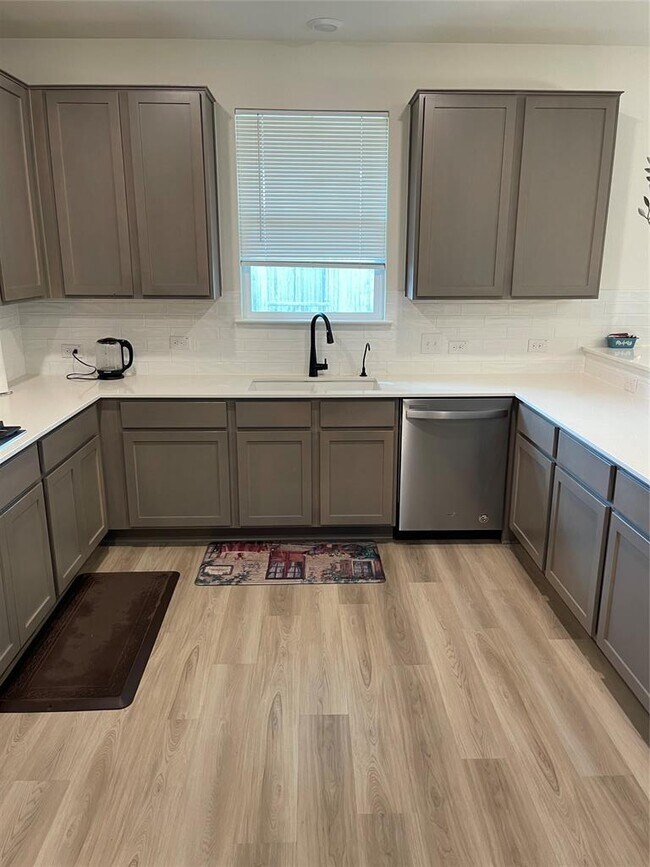 Building Photo - 1537 Sonny Dr