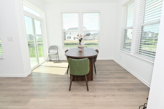Building Photo - "Spacious 5-Bedroom Retreat with Luxurious Quartz Countertops & Fireplace on Deerberg Drive!"