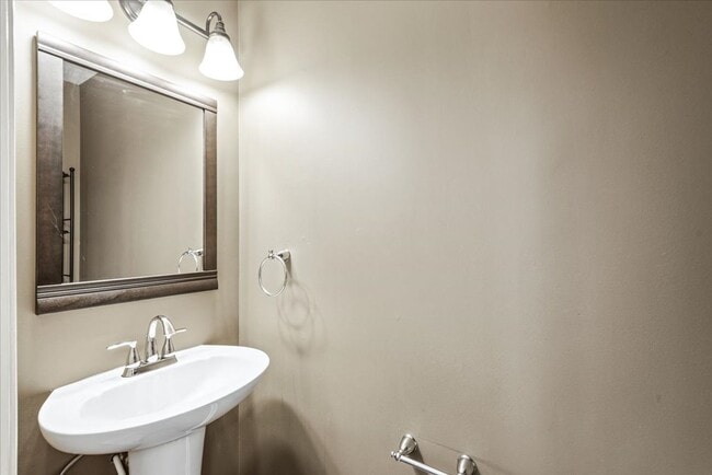 Building Photo - Charming 3-Level Townhome