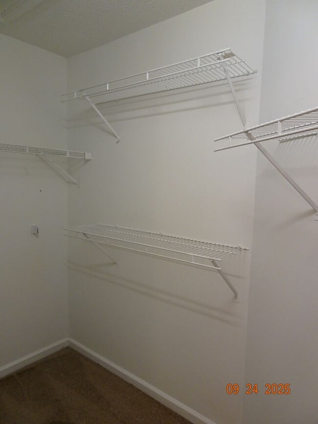 Building Photo - 3 Bedrooms, 2.5 Bathrooms Townhouse Rental