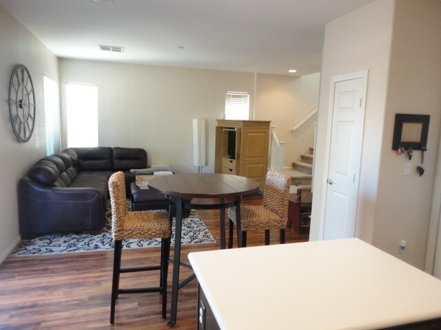 Building Photo - Beautiful 2 Story Home in Mountains Edge.
