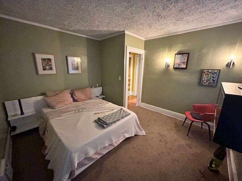 Main bedroom - 2933 E Derbyshire Rd