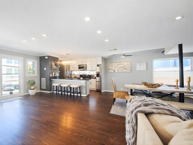 Building Photo - 913 Saulnier St