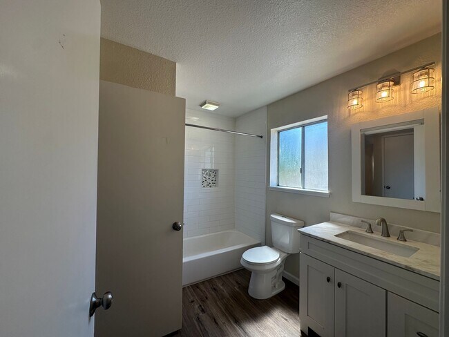 Building Photo - 3701 Colonial Dr