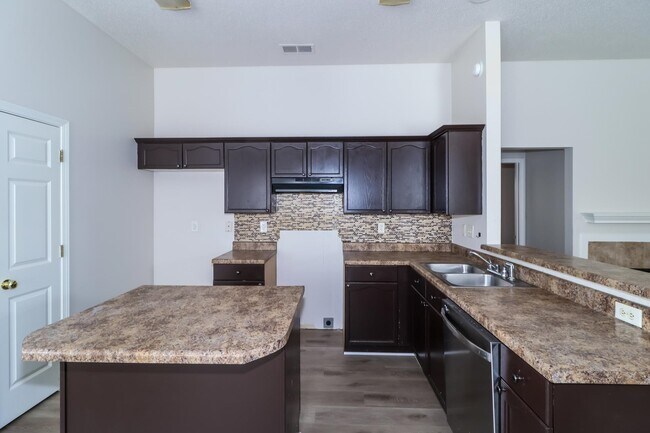 Building Photo - 7068 Kings Crown Dr