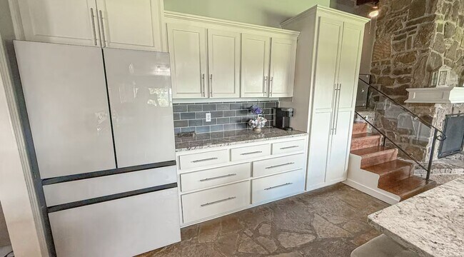 Building Photo - MOVE IN READY!!