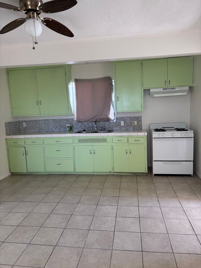 Building Photo - * Acoma (Lease Only)