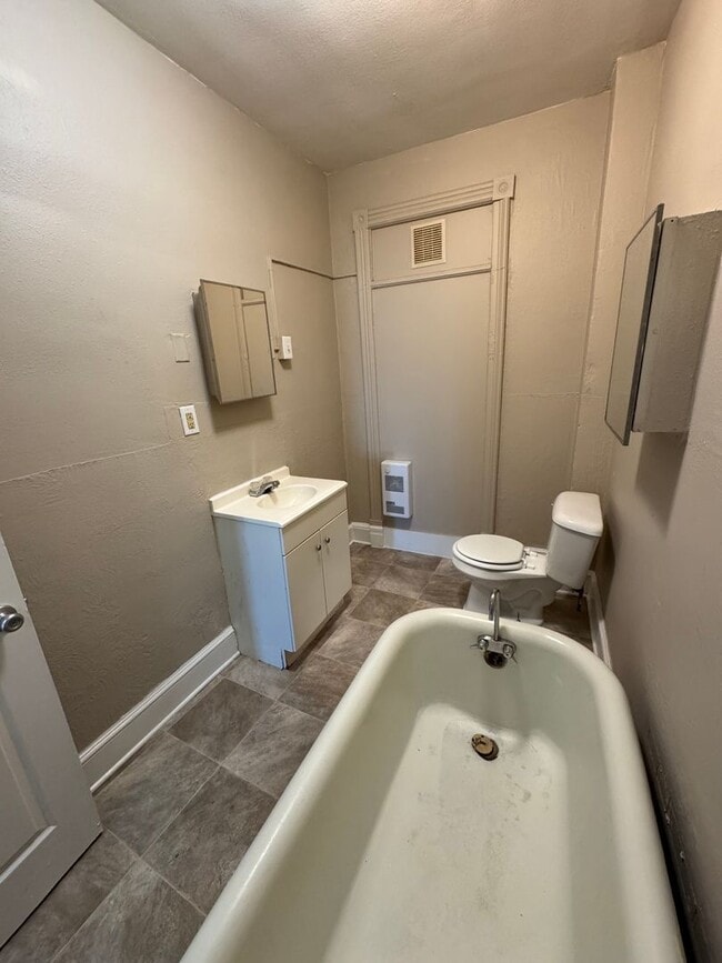 Building Photo - 556 Salem Ave