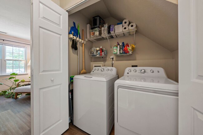 Building Photo - 2 Bd/2.5 Ba Home w/ Fenced Yard w/i Minutes of Downtown Durham!