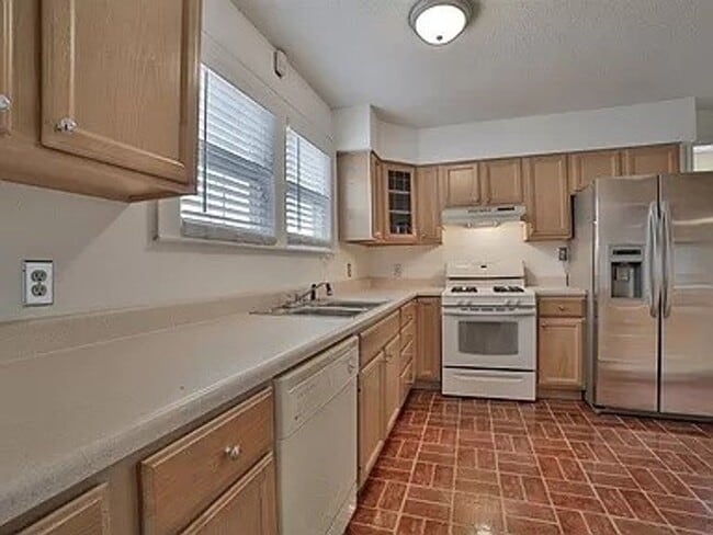 Building Photo - SINGLE FAMILY HOME