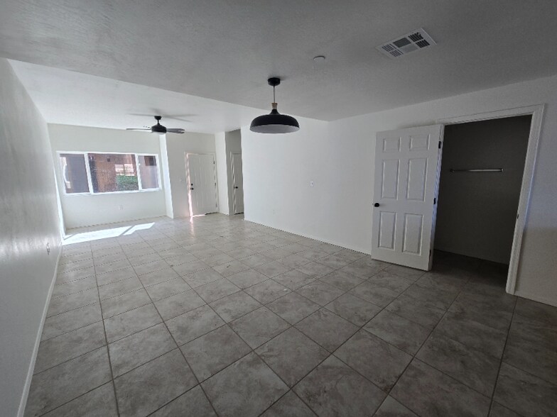 Primary Photo - 833 S Avenue A