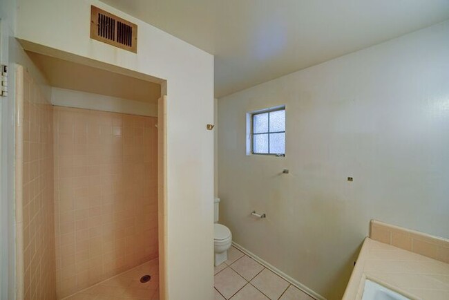 Building Photo - $500 OFF FIRST MONTH RENT! READY TO VIEW N...