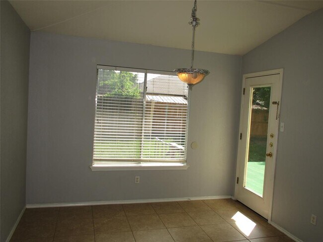 Building Photo - 1007 Mohican St