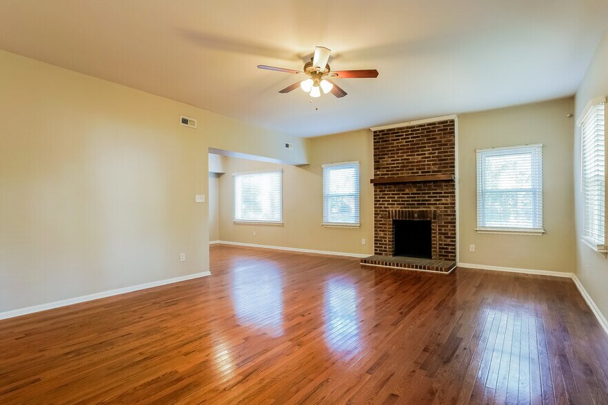 Building Photo - 1608 Maybrook Dr
