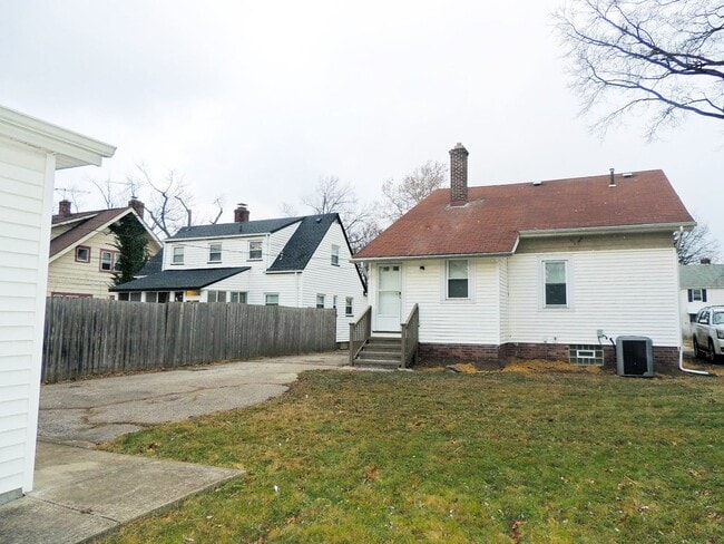 Building Photo - 5 Bed - 2 Full Bath Cape Cod for Rent!