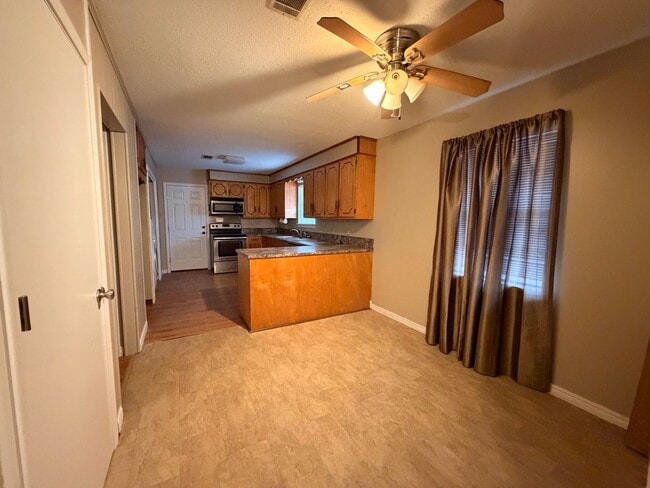 Building Photo - Welcome to this charming 3-bedroom, 2-bathroom home located in the heart of Russellville