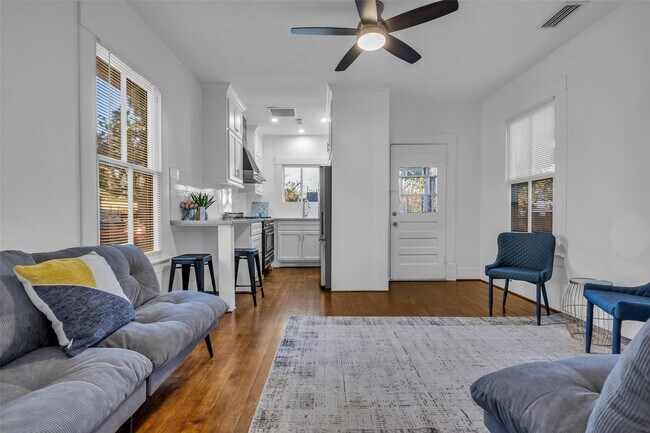 Building Photo - 611 Harvard St