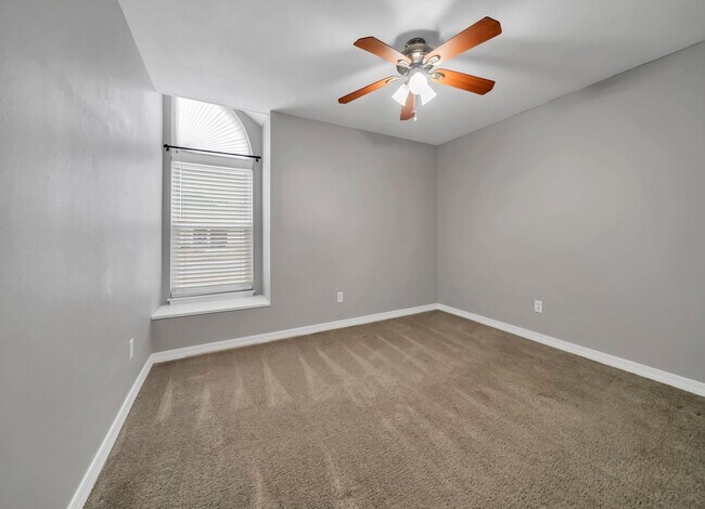 Building Photo - Charming East Navarre Home