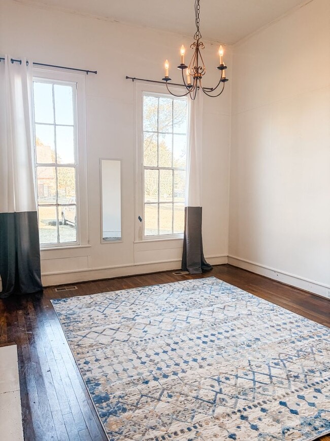 Building Photo - 117 E Main St