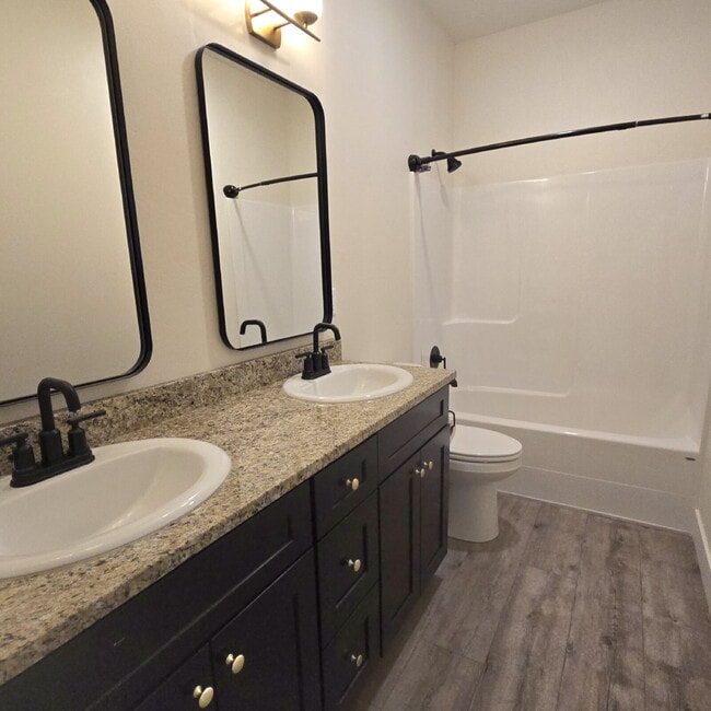 Building Photo - Move-in ready! 4 bedroom house with 3 car garage