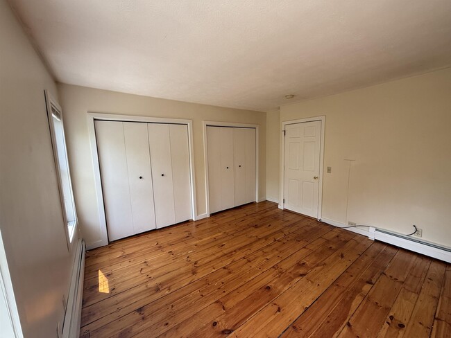 Building Photo - 664 Maple St